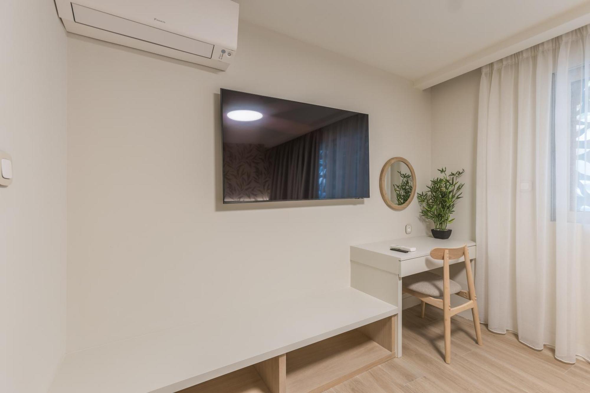 The Mediterranean Suites Pireusz Kültér fotó